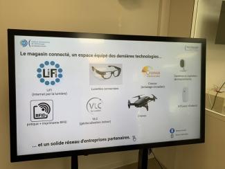 L'écran interactif du magasin présente les technologies aux